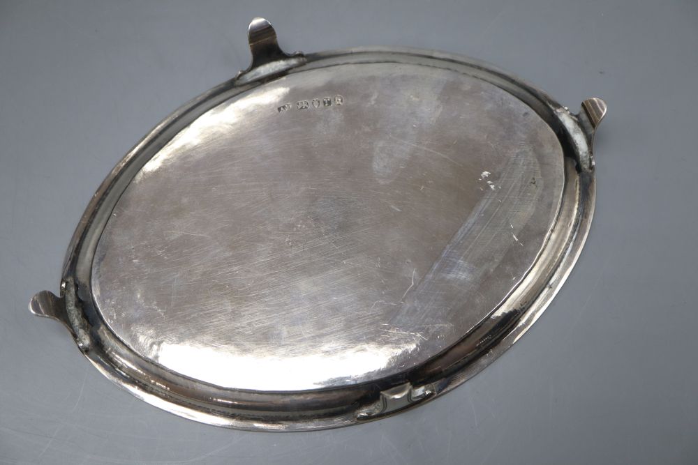 A George III silver teapot stand, with bright cut engraving, London 1792, 18cm, 3oz.